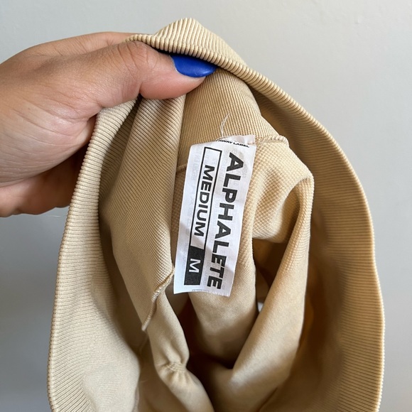 alphalete amplify shorts 4.5 length - Picture 4 of 4